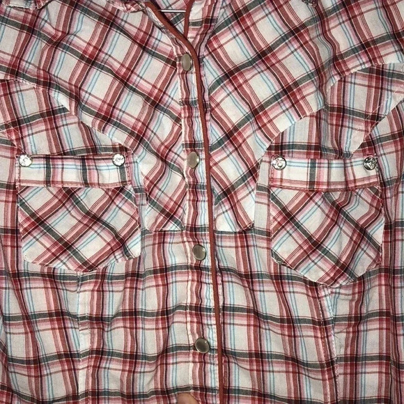 Button-up, plaid shirt - Picture 3 of 4